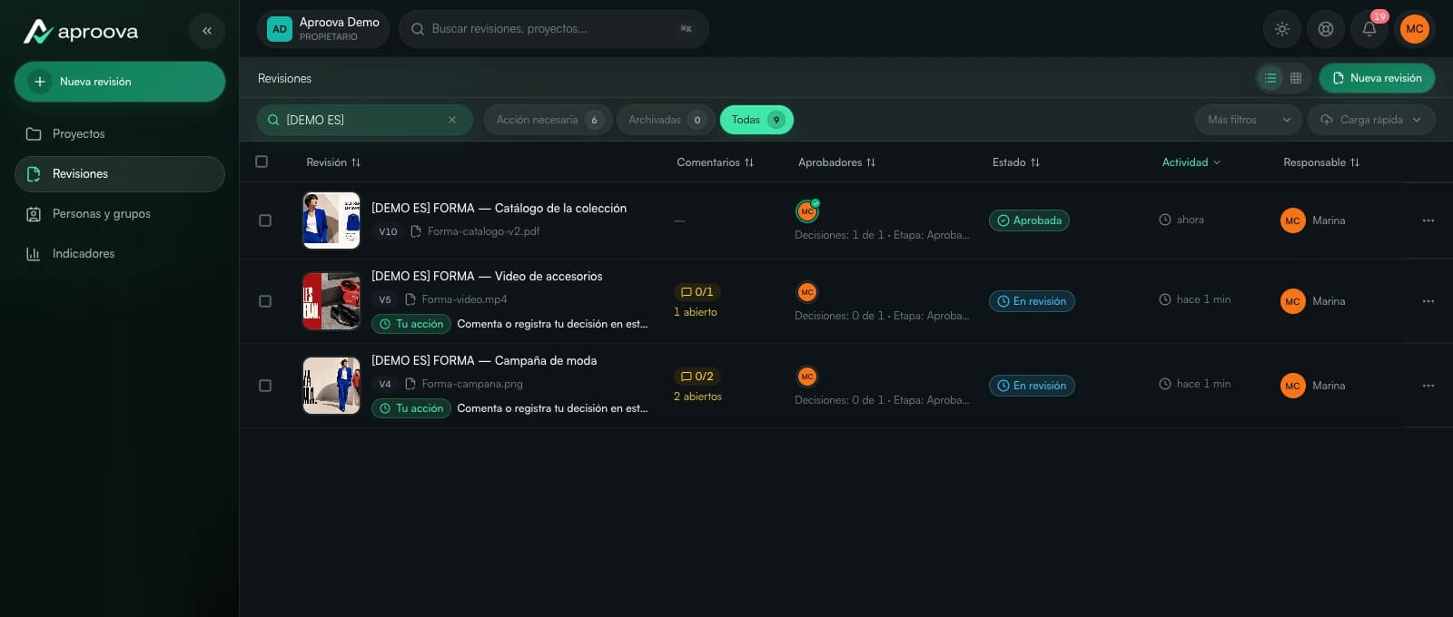 Lista real de revisiones de Aproova, con miniaturas de video, PDF e imágenes, estados y responsables